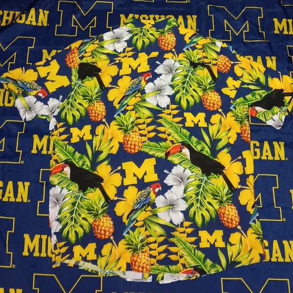 New Michigan Wolverines All Over Print Hawiian Button Up Shirt Vintage - Picture 2 of 5